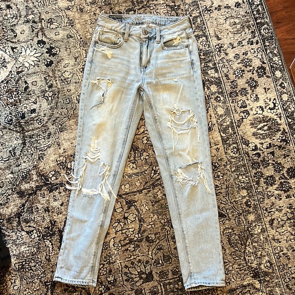 American Eagle Hi-Rise Tomgirl distressed light washed jean - Picture 1 of 6